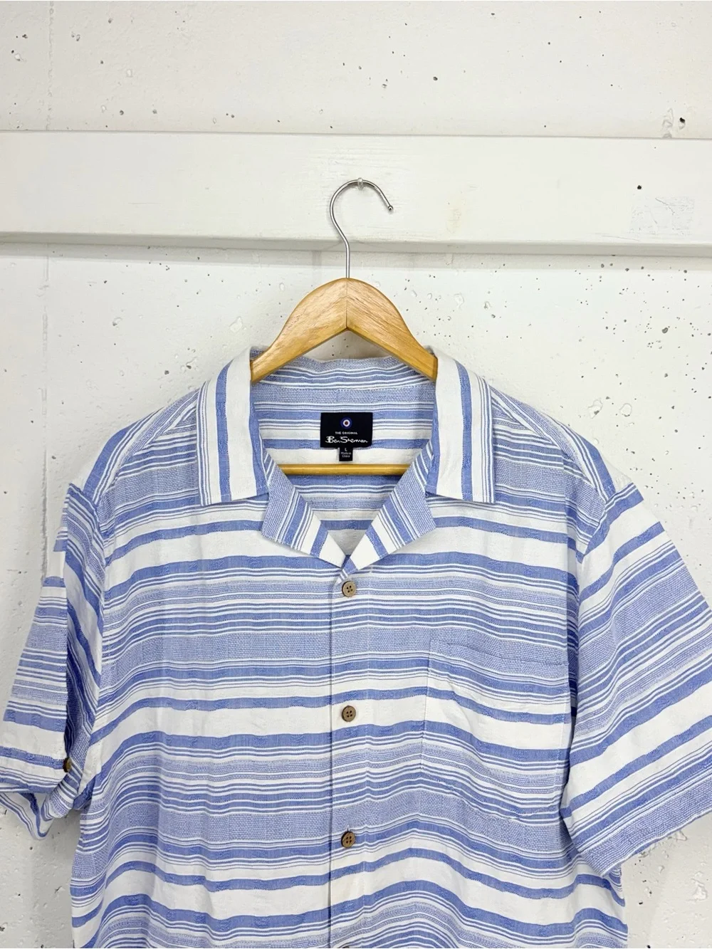 Ben Sherman Men’s Large blue and white striped button-down camp shirt